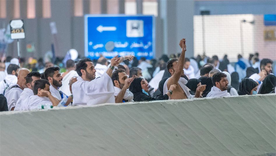 الحجاج يرمون جمرة العقبة الكبرى في مشعر منى (فيديو)