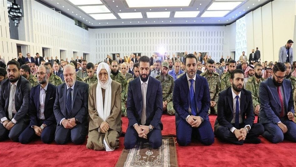 جدل كبير في سوريا بسبب سجادة الشرع خلال صلاة العيد