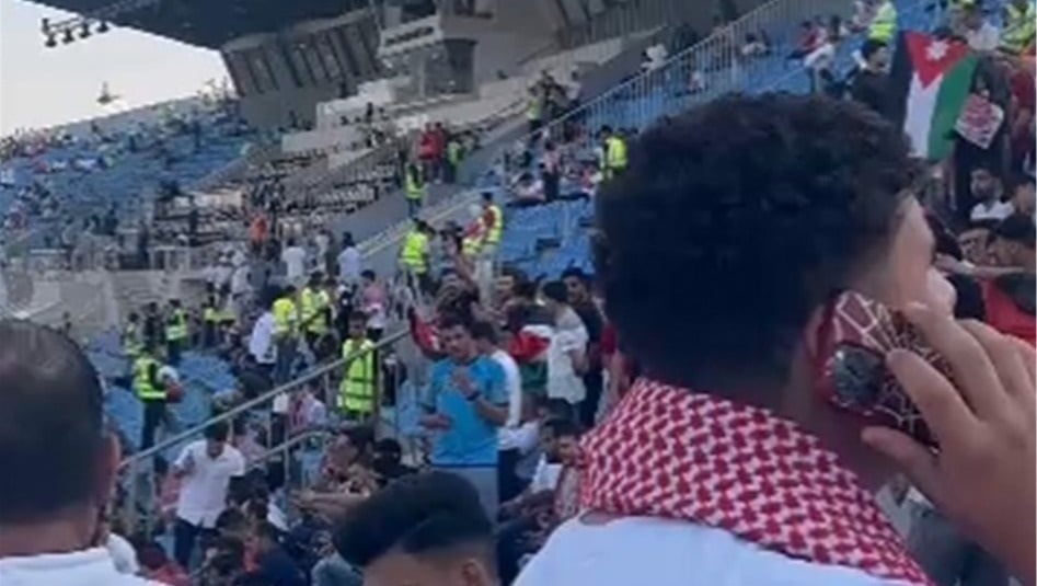 توافد الجماهير الى ملعب استاد عمان الدولي