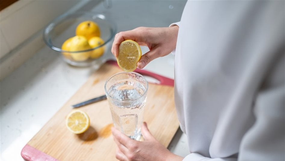 أضرار صحية لشرب الماء بالليمون على معدة فارغة 
