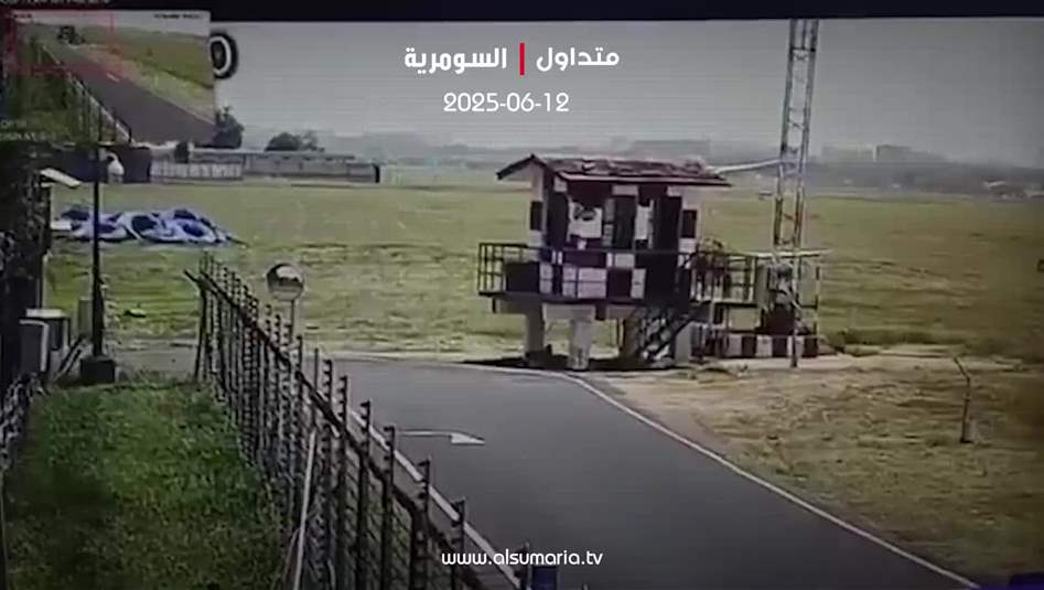 مشاهد قريبة وواضحة لسقوط الطائرة الهندية