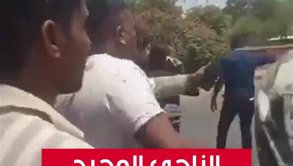 مشاهد للناجي الوحيد  من تحطم الطائرة الهندية وهو يمشي في الشارع
