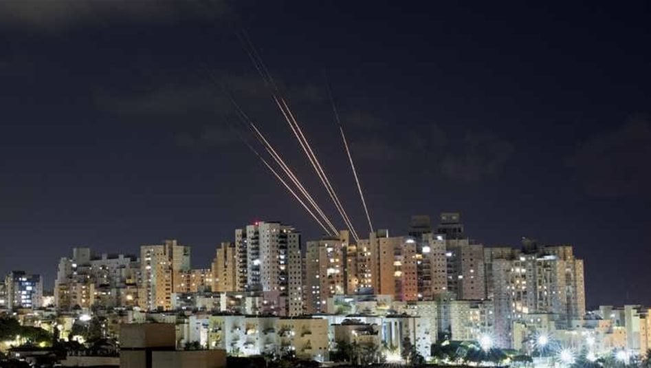 شاهد بالفيديو.. ما سببه القصف الايراني في تل ابيب الان