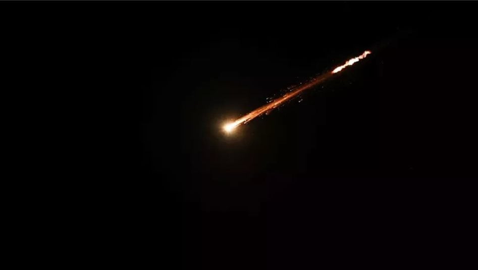 بالفيديو.. لحظة سقوط الصواريخ الإيرانية على إسرائيل