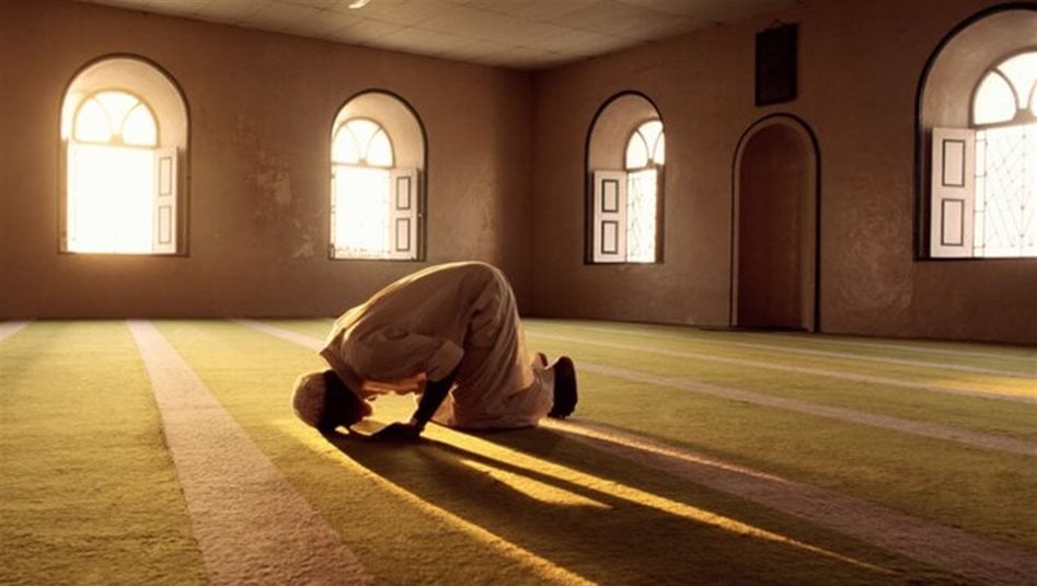 العلم يؤكد: الصلاة المنتظمة تقوّي التركيز والتعاطف وتقلل الخوف والقلق