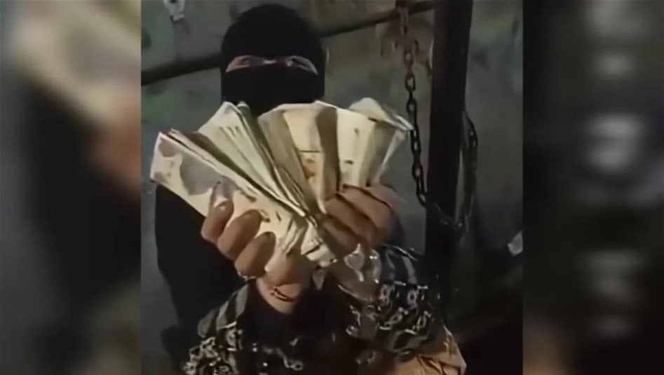 تتباهى بثروة ضخمة أمام مسجد.. متسوّلة تفجّر غضباً واسعاً بفيديو صادم