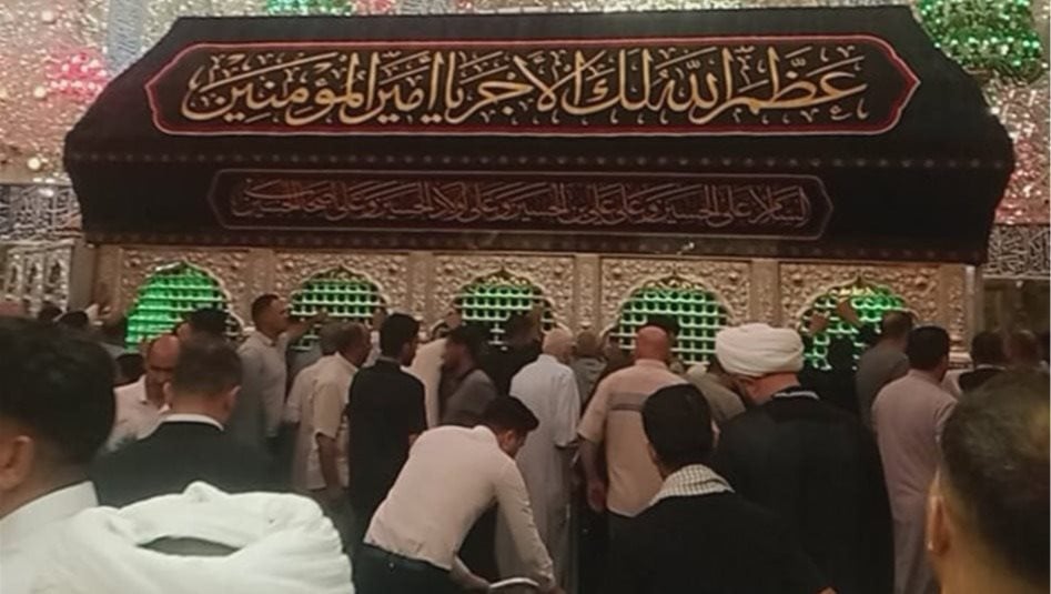 إيذانًا بحلول محرم.. مرقد الامام علي "ع" يتوشح بالسواد