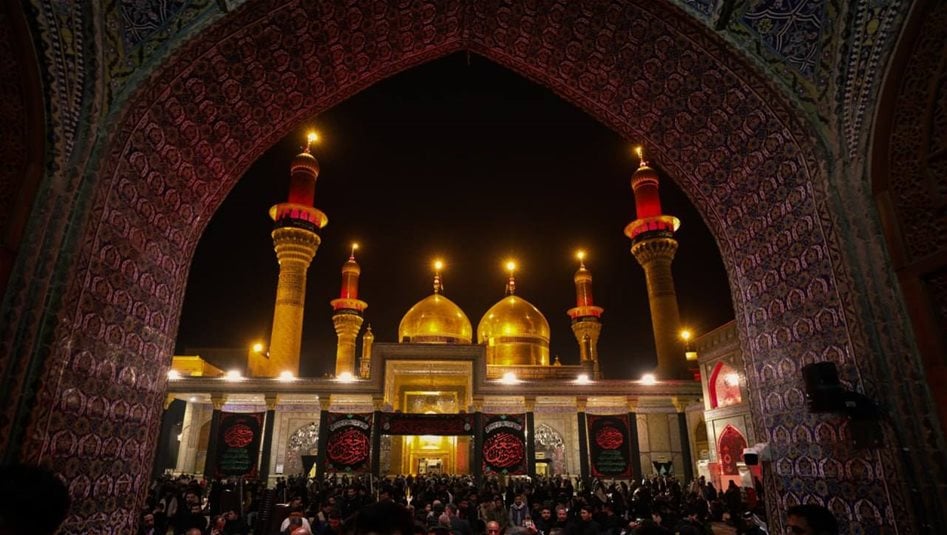 لحظة إستبدال رايتي الإمامين الكاظمين عليهما السلام