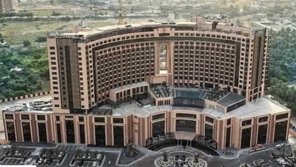 اندلاع حريق ضخم في فندق "قلب العالم" في بغداد (فيديو)