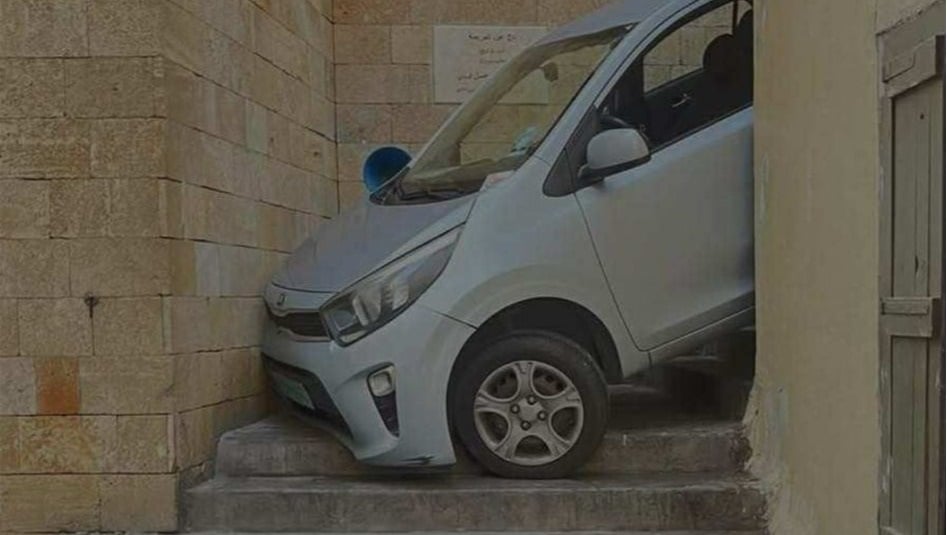سائق يقود سيارته على &quot;درج ضيق&quot; بسبب تطبيق