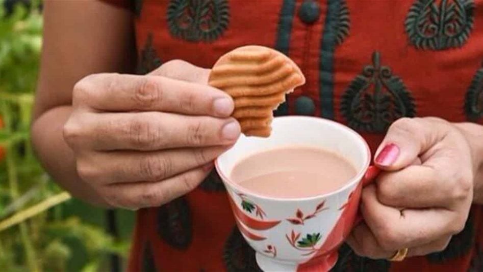 &quot;تغميس&quot; البسكويت بالشاي.. تحذيرات طبية من العادة الشائعة