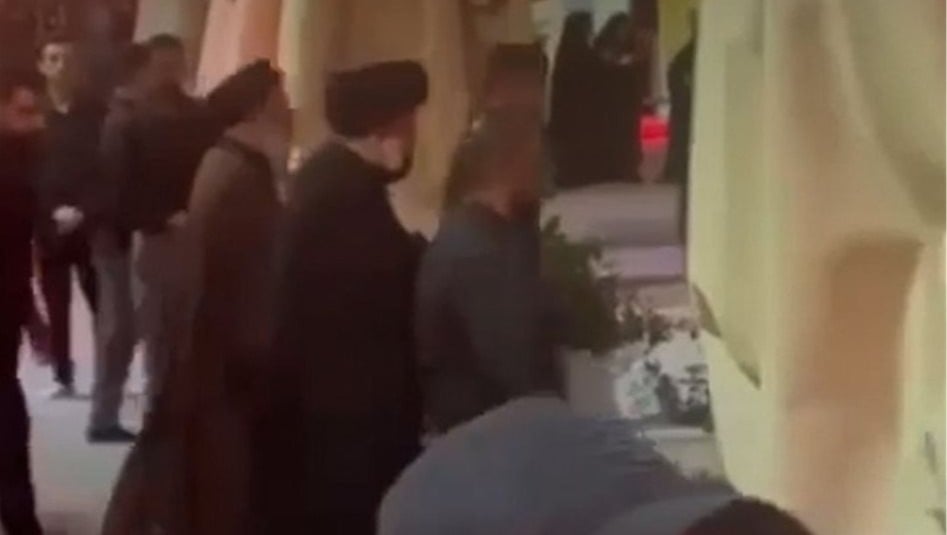السيد مقتدى الصدر يزور مرقد والده في النجف
