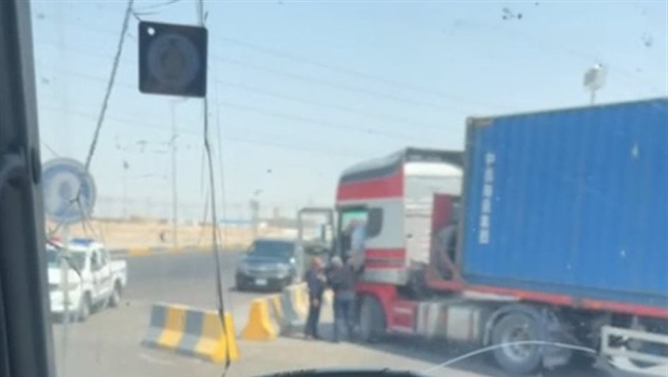 البصرة.. موظف في "أم قصر" يعتدي بالضرب على سائق شاحنة مُسن