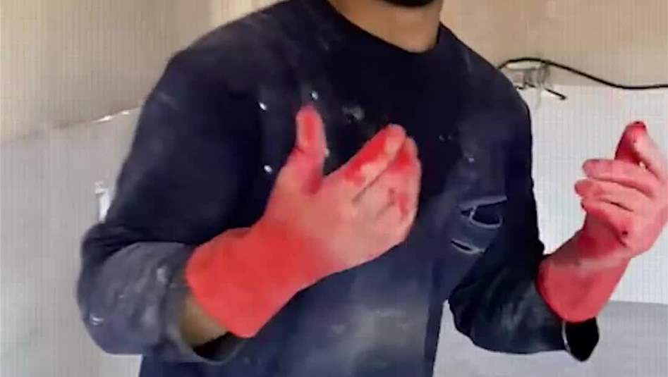 عامل بناء يحتفل بناجحه بالسادس إعدادي