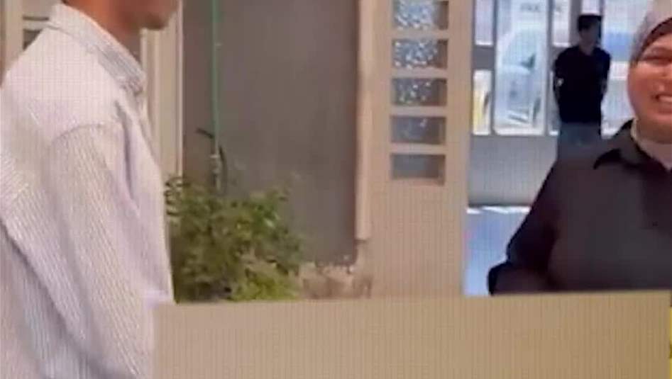 مع مديرة مدرسته.. طالب يحتفل بحصوله على المرتبة الأولى بالعراق