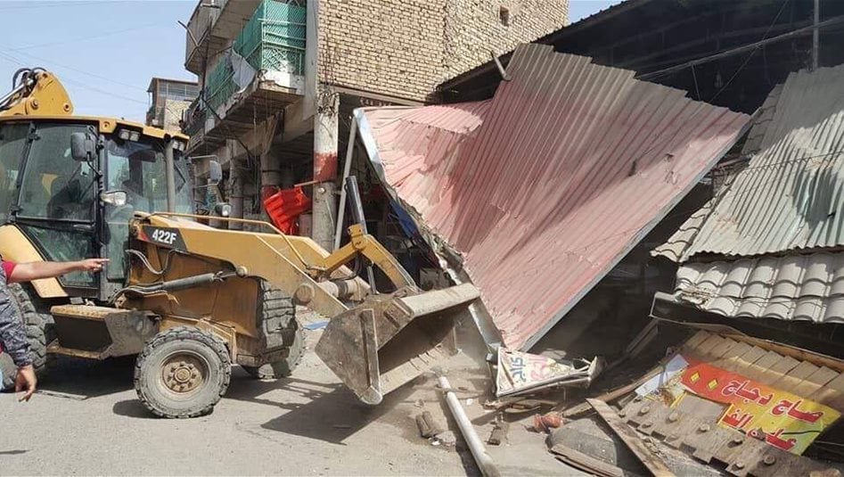 اشتباكات بالأيدي وتلويح بالساطور بين قوة أمنية وأصحاب أكشاك "متجاوزة" بمدينة الصدر