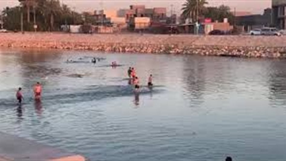 بسبب الجفاف.. شاب يعبر شط الحلة بدراجته الهوائية (فيديو)