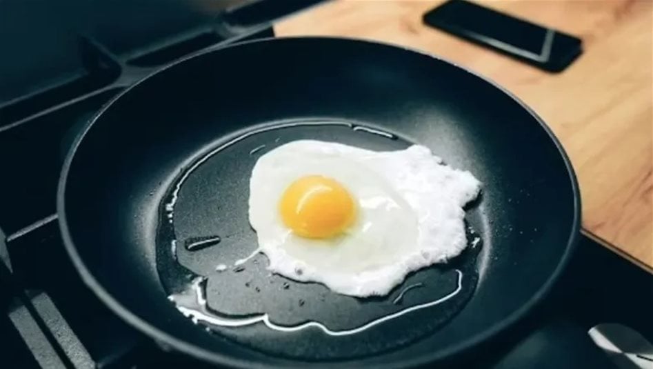 سويديون يشرحون كيفية قلي البيض في العراق من دون نار (فيديو)
