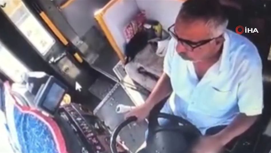 موت مفاجئ لسائق حافلة في تركيا.. وراكب يتدخل ليمنع كارثة (فيديو)