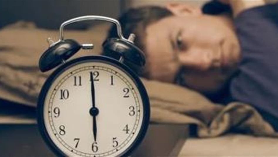 بماذا ينذر الاستيقاظ قبل رنين المنبه؟