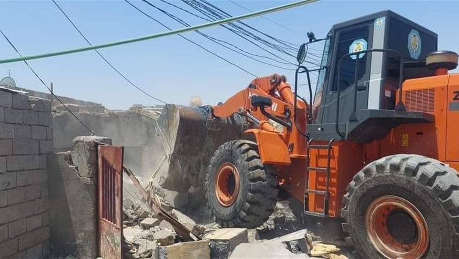 خلال حملة إزالة تجاوزات ببغداد.. متجاوز يتسلق "الوحش الأصفر" ويعتدي على سائقه