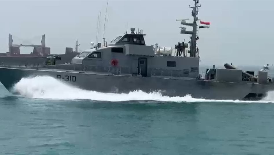 القوات العراقية تنزل على متن ناقلات "مجهولة" في المياه الإقليمية (فيديو)