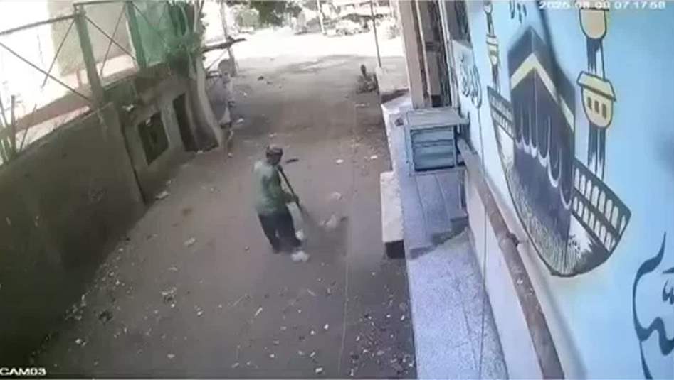 مشهد مؤثر.. عامل نظافة يلقى حتفه أثناء عمله