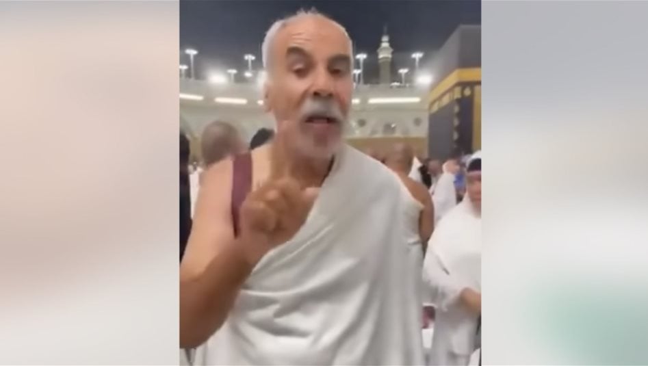 في رحاب الكعبة.. معتمر مصري يوجّه رسالة مؤثرة لأخيه الذي سرق بيته
