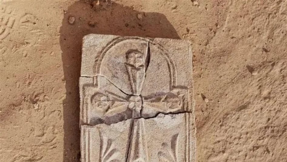 العثور على صليب مسيحي عراقي يعود لزمن النبي محمد &quot;ص&quot; في الامارات