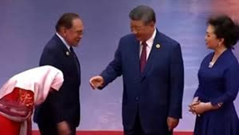 زوجة رئيس وزراء ماليزيا ترفض مصافحة الرئيس الصيني! (شاهد)