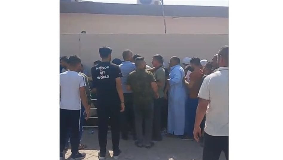 حشود بشرية "تبيت" امام مراكز التموين في الموصل.. اغلاق التحديث يهدد 8 ملايين عراقي (فيديو)
