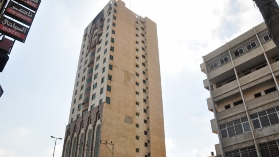 انهيار برج سكني اخر بعد قصفه في غزة