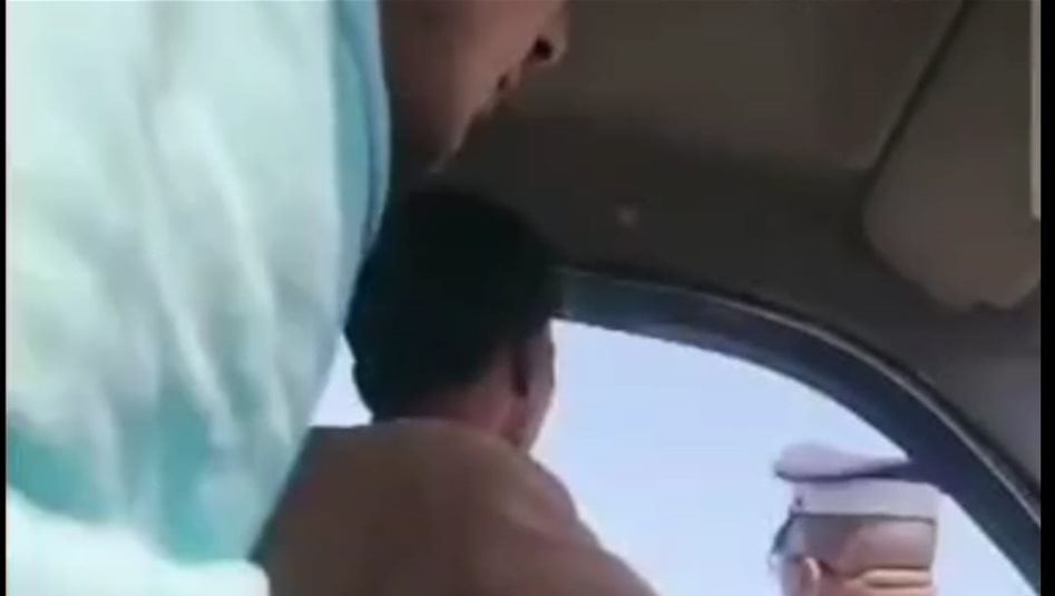 إجراءات قانونية بحق رجل مرور ظهر بمقطع رشوة.. والداخلية تؤكد: لا نتشرف به