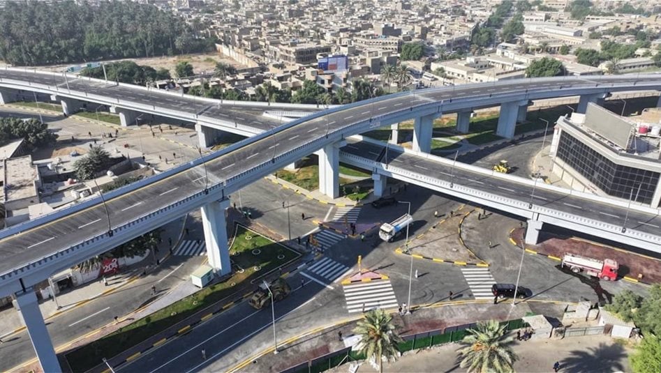 بعد وقت قصير على افتتاحه.. اعمال حفر في ساحة عدن قرب الجسر