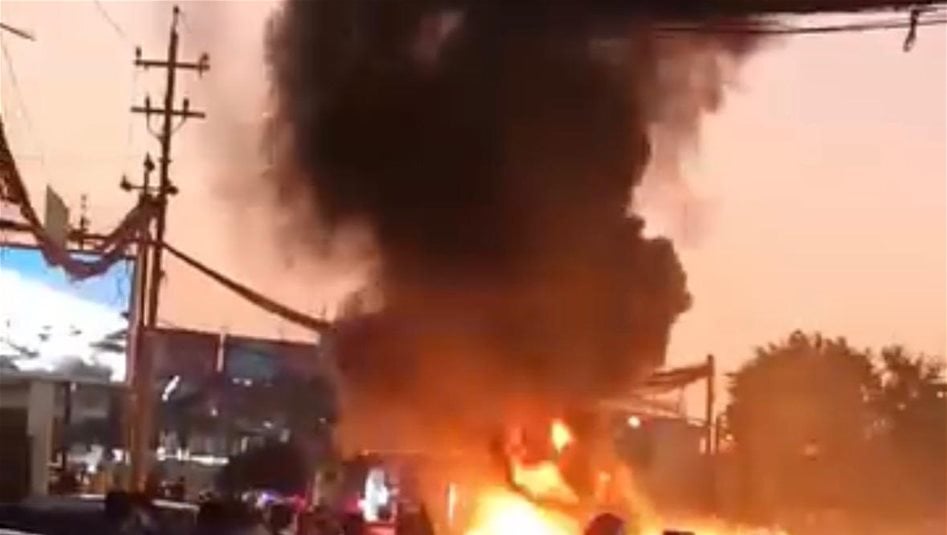 بالفيديو.. النيران تلتهم سيارة في كربلاء