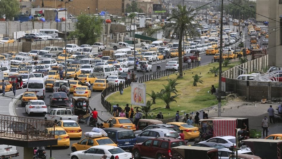 بثاني يوم الحملة ومع حركة رياح بسيطة.. صور المرشحين تزاحم المارة بعد سقوطها