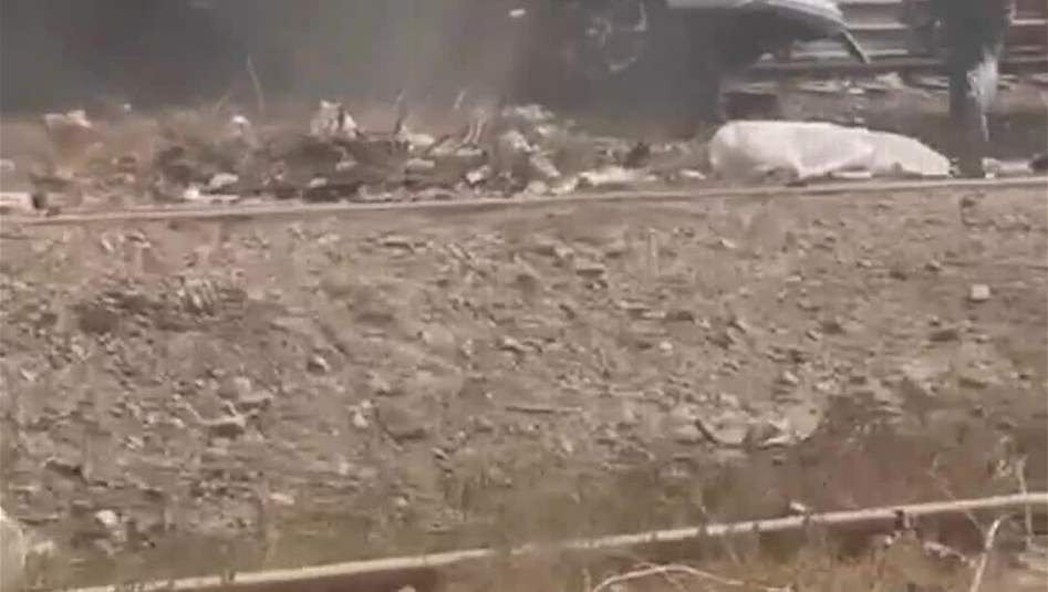 بالفيديو.. قطار يسحق "جكسارة" متوقفة 