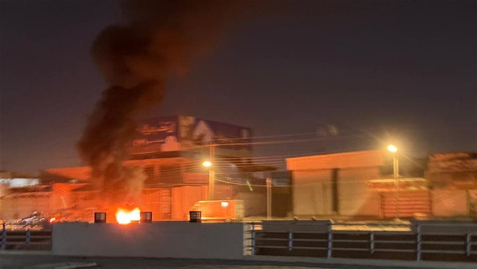 في البصرة.. حرق إطارات وقطع شوارع بسبب أزمة المياه