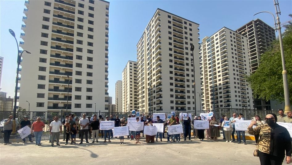 بالصور والفيديو.. &quot;طفح مجاري وتشقق الجدران&quot;.. ساكنو مجمع دار السلام يتظاهرون ويناشدون السوداني