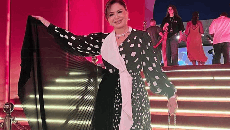 الفيديو الأكثر تداولاً... فستان إلهام شاهين يطيح بها على السجادة الحمراء في الجونة!