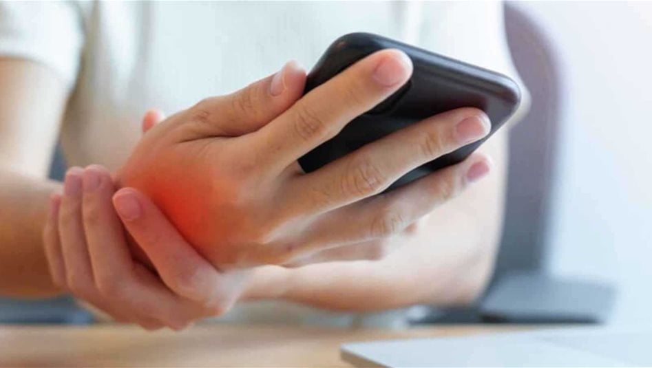 هكذا تؤثر طريقة حمل الهاتف الذكي على الصحة النفسية