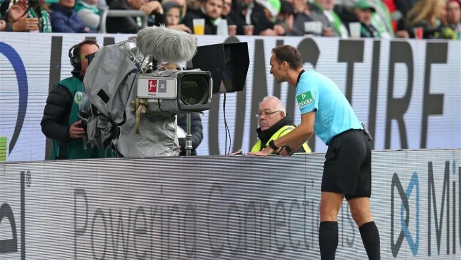 تحديث ثوري يطرق أبواب كرة القدم.. باستخدام الـ&quot;VAR&quot; 