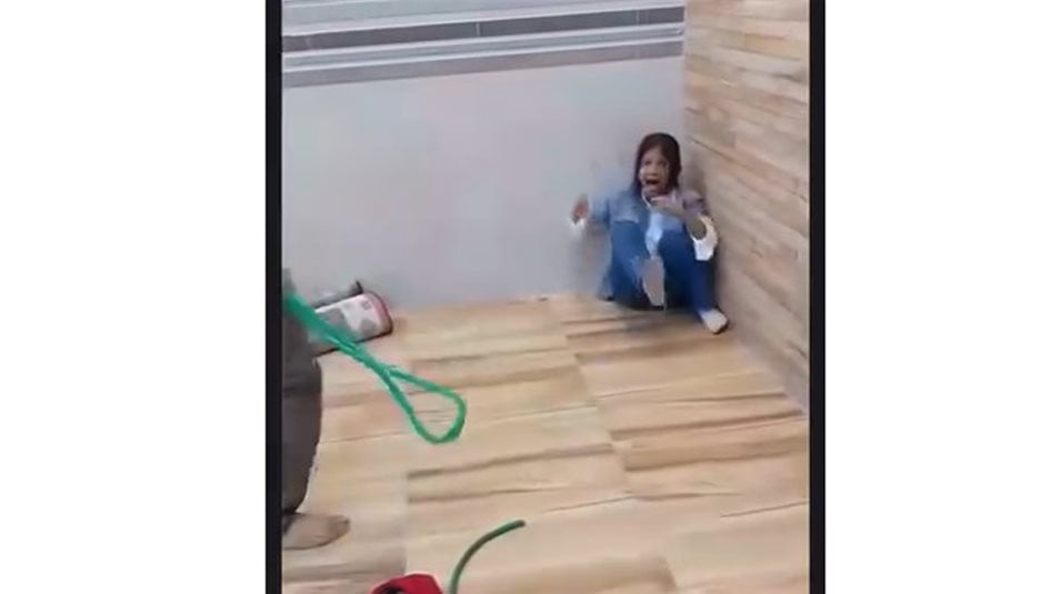 طفلة تصرخ وشخص "يجلد".. مقطع متداول لتعنيف "قاسٍ" ودعوة لتدخل أمني