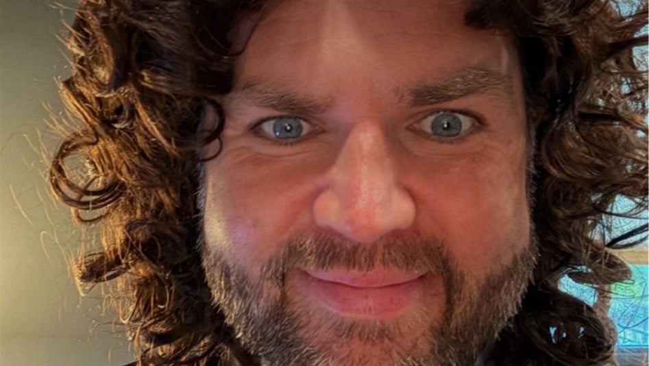 نائب الرئيس الامريكي جي دي فانس يستعرض زي الهالوين الخاص به