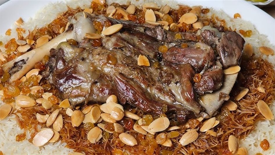 القوزي يتغلب على العصا.. شاهد ما فعله طالب في احدى المدارس (فيديو)