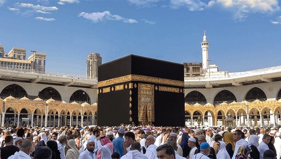 الاعتداء على معتمرين خلال أداء المناسك (فيديو)