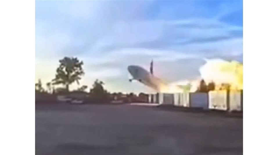 لحظات الرعب ترفع القتلى الى 12.. طائرة تمشي على جناحها ثم تتحول لـ"كتلة نار منفجرة" في أمريكا (فيديو)