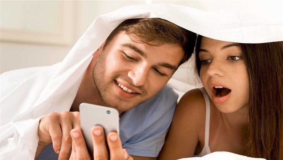 دراسة تحسم الجدل: هل تصفح الهاتف قبل النوم يشكل خطرا؟