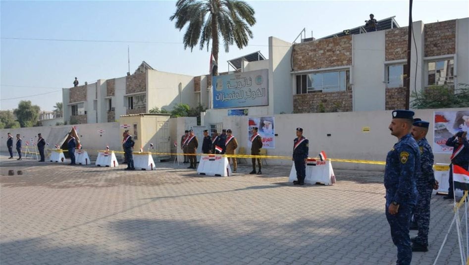 بعد نشرهم صورا &quot;مسيئة&quot;.. توجيه عسكري بسحب هواتف المنتسبين المشاركين بتأمين مراكز الانتخاب (صور)