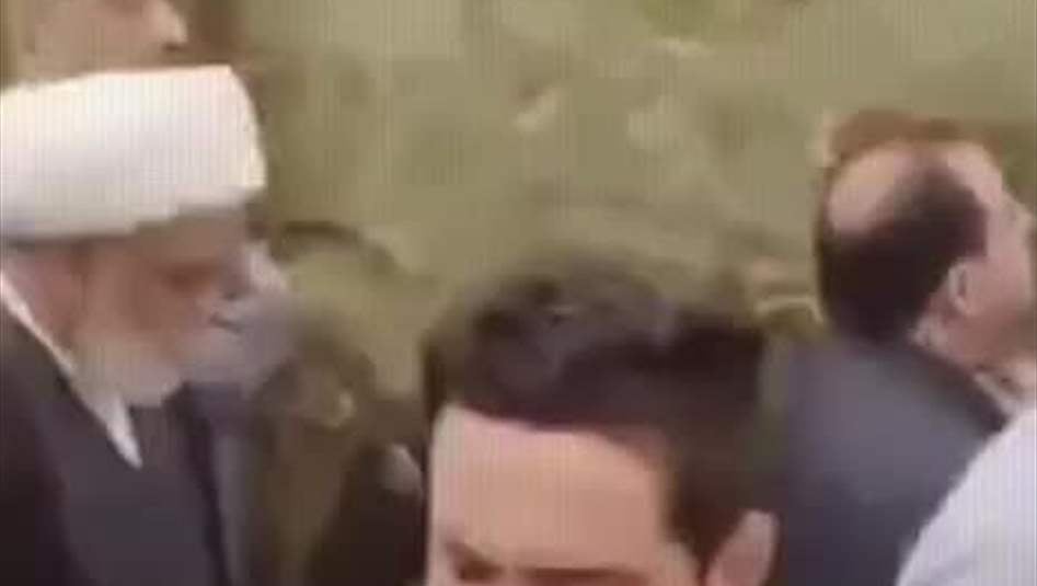 السيد الصدر يزور مرقد أمير المؤمنين علي (ع)